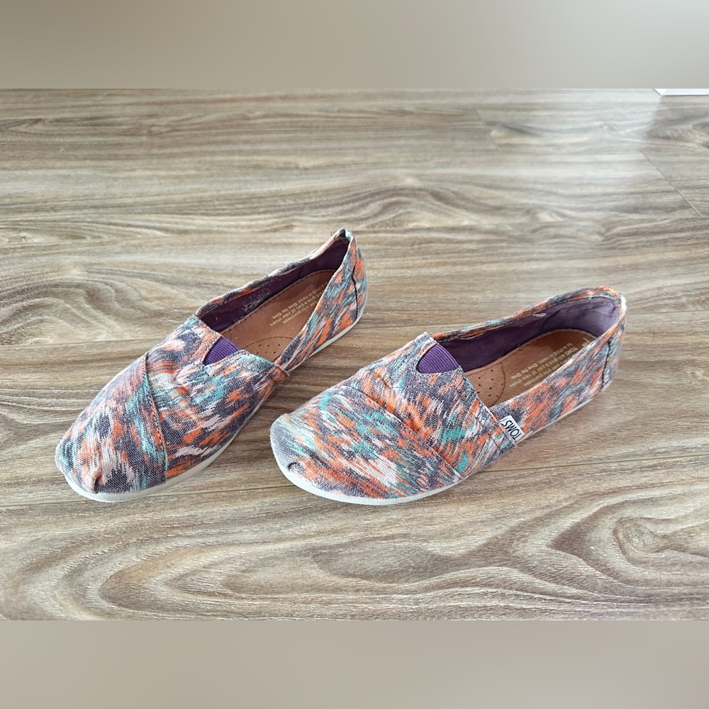 Toms Classic Slip On Women’s size 6